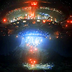The alien ship rises into the sky above Devil's Tower